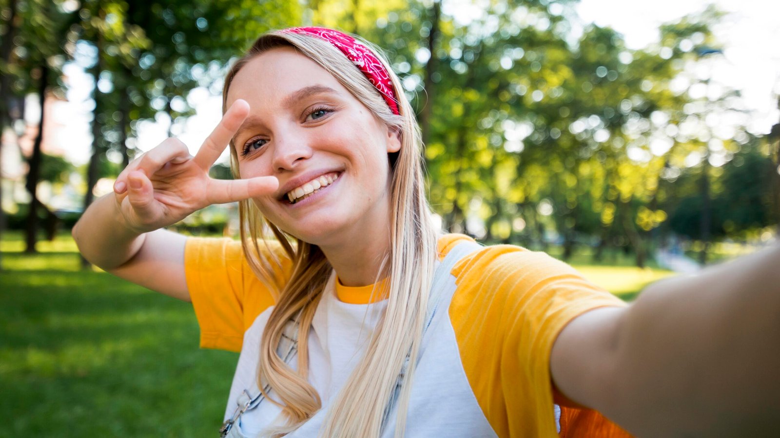 222selfie-smiley-woman-making-peace-sign 222selfie-smiley-woman-making-peace-sign